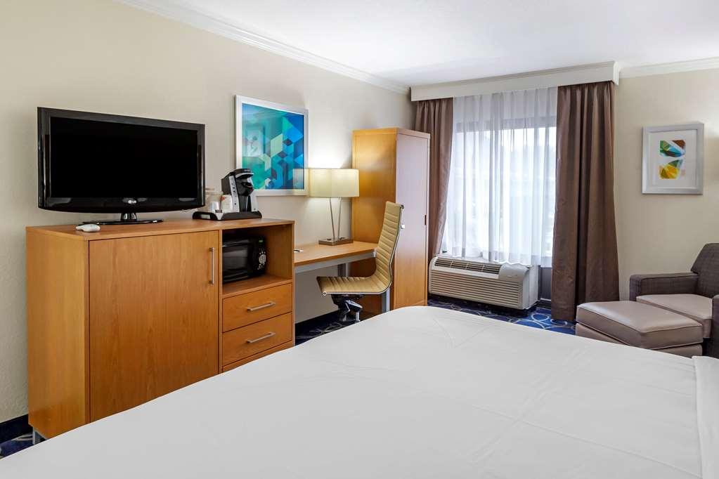 Comfort Inn & Suites Houston I-10 West Energy Corridor Rum bild